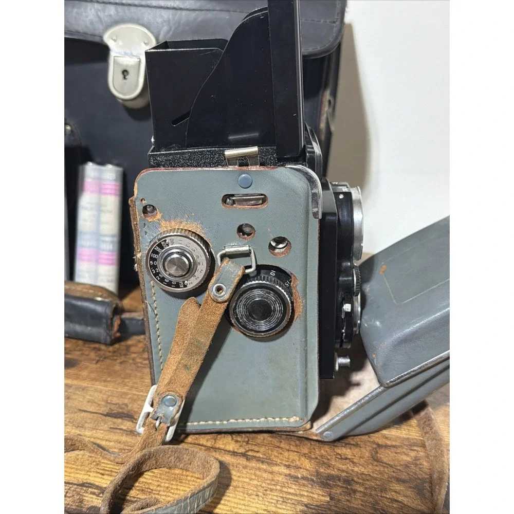 Yashica D Twin Lens Reflex Camera Copal-MXV 3.5 lens Japan Flash Accessories